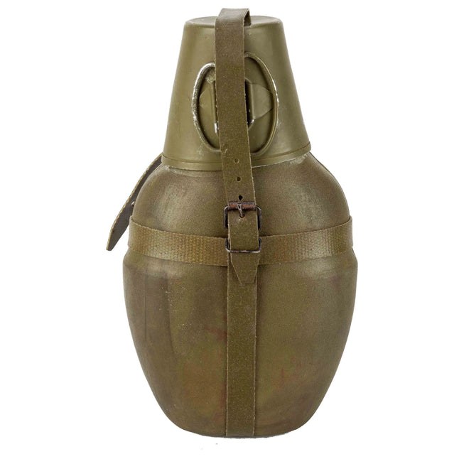 nva-feldflasche-mit-becher-isoliert-gebraucht-ansicht-1