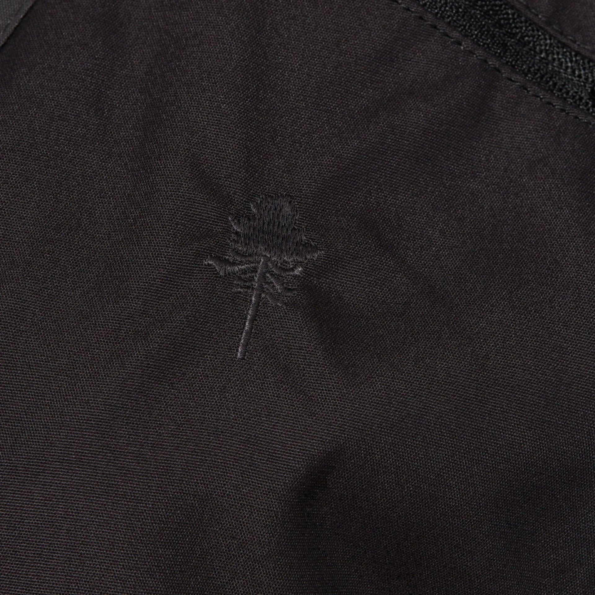 pinewood-weste-dog-sports-2-0-schwarz-dark-anthracite-frauen-ansicht-4